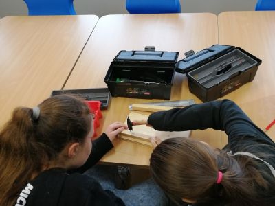 Dzieci pracujące z narzędziami
